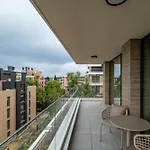 Azur Luxury וארנה
